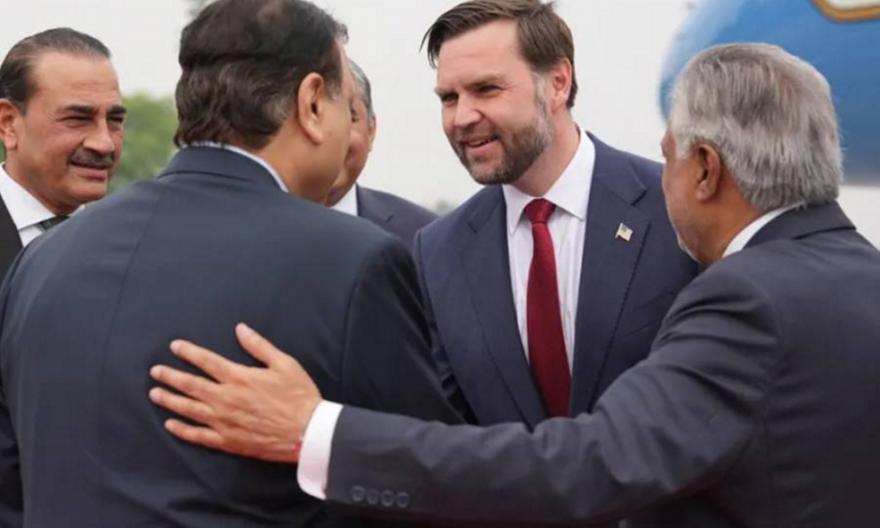 Τα βλέμματα στο Ισλαμαμπάντ: Ολοκληρώθηκαν οι συναντήσεις Γκαλιμπάφ και Βανς με τον Σαρίφ