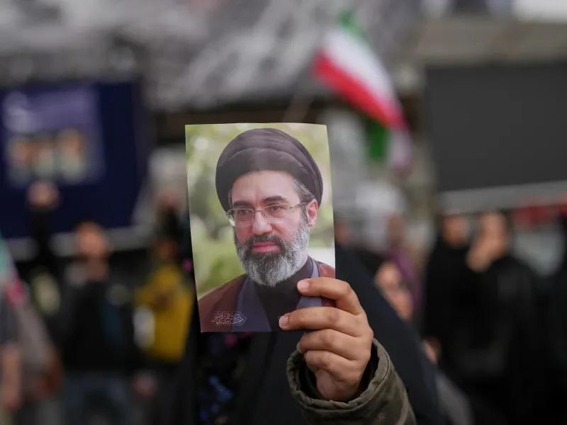 «Παραμένει σοβαρά τραυματίας ο Μοτζτάμπα Χαμενεΐ παραμορφώθηκε, και οι διασκέψεις είναι ηχητικές»