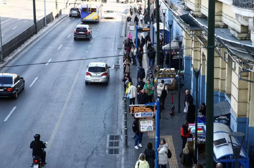 Πειραιάς: Νεαροί κινούμενοι σε πατίνι πέταξαν κροτίδα σε λεωφορείο - Συνελήφθη 15χρονος
