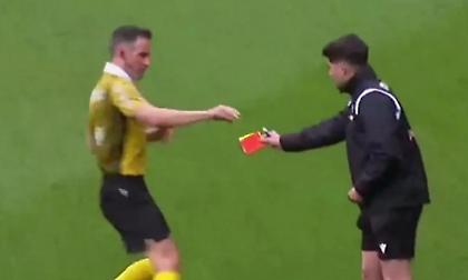 Επικό σκηνικό στο Ουέσκα-Λα Κορούνια: Ο διαιτητής ξέχασε τις κάρτες και το κατάλαβε στο 22'!