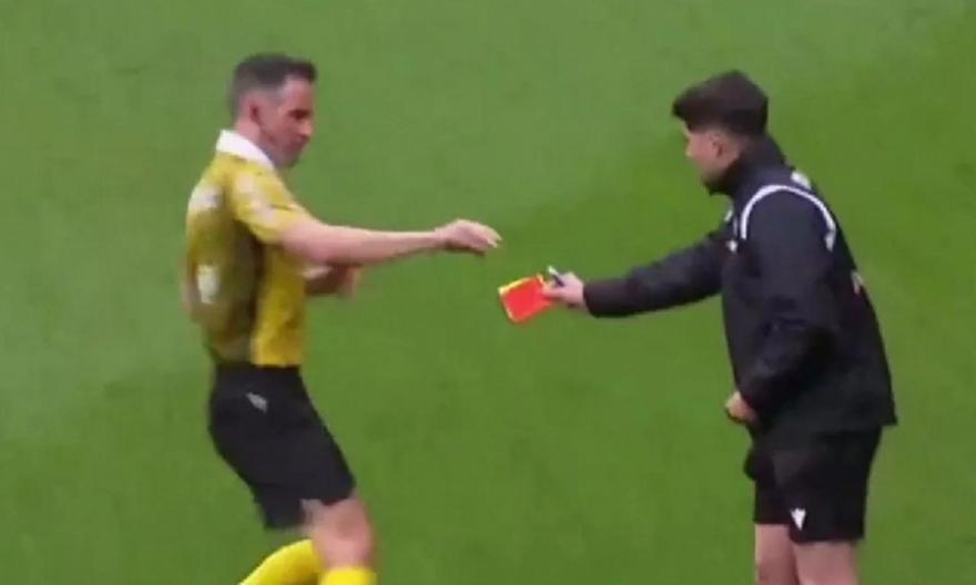 Επικό σκηνικό στο Ουέσκα-Λα Κορούνια: Ο διαιτητής ξέχασε τις κάρτες και το κατάλαβε στο 22'!