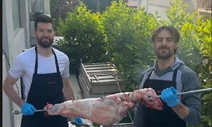 Πίτερς και Πάπας σούβλισαν αρνί