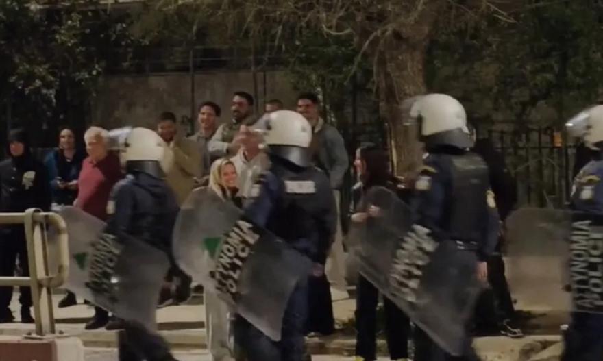 Ανάσταση με τα ΜΑΤ στον Νέο Κόσμο - Μπλόκο στο «έθιμο» με τις μολότοφ