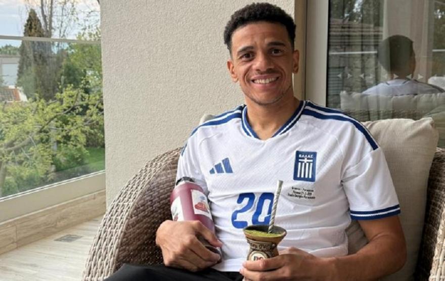 Ο Τάισον φόρεσε τη φανέλα της Εθνικής Ελλάδας και ευχήθηκε καλό Πάσχα