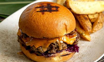 Vintage αυτοκίνητα, Texas BBQ και ρετρό μουσική στο γκολφ Γλυφάδας