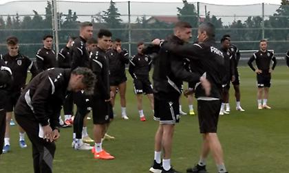 ΠΑΟΚ: Οι αγκαλιές συμπαράστασης των ποδοσφαιριστών στον Λουτσέσκου