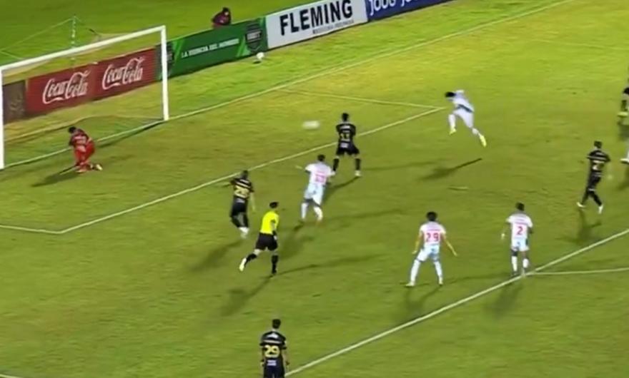 Μυθικό γκολ στην Παραγουάη, αστόχησε σε πέναλτι και… του ήρθε η μπάλα στο πρόσωπο για να πάει στα δίχτυα!