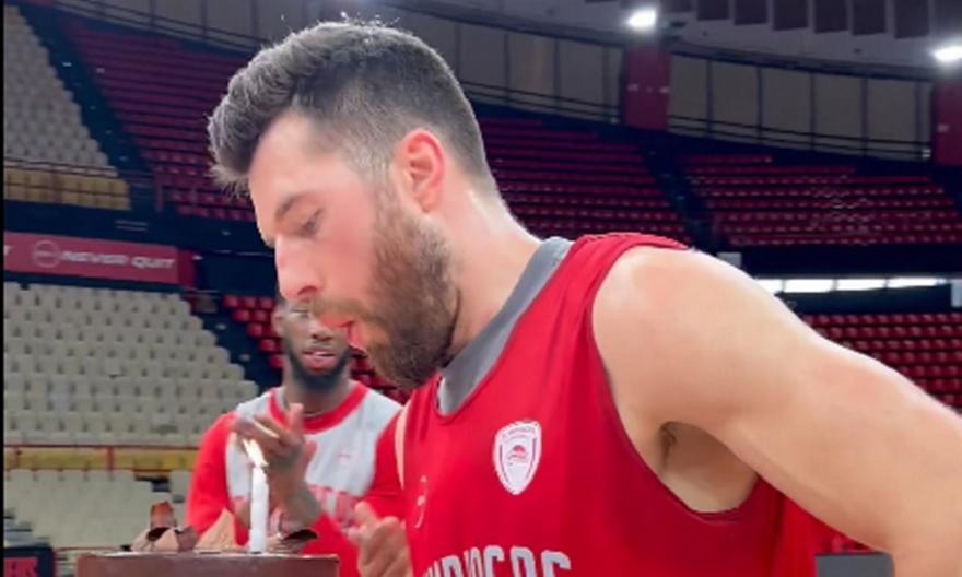 Ολυμπιακός: Τούρτα-έκπληξη στον Πίτερς