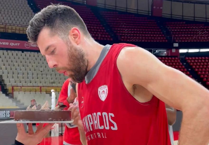 Τούρτα-έκπληξη για τον εορτάζοντα Πίτερς στην προπόνηση του Ολυμπιακού