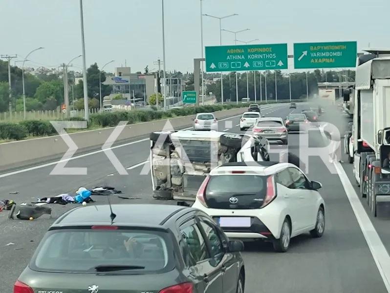 Ανατροπή αυτοκινήτου στο ρεύμα εισόδου της Αθηνών - Λαμίας με 2 τραυματίες