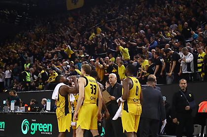 «Ντόπες» από τον κόσμο της ΑΕΚ στην προπόνηση εν όψει Μπανταλόνα