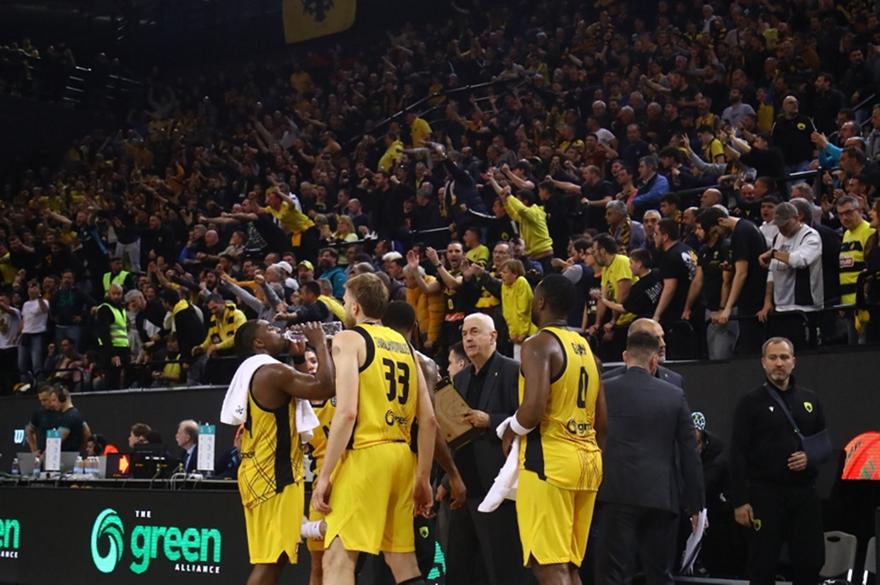 «Ντόπες» από τον κόσμο της ΑΕΚ στην προπόνηση εν όψει Μπανταλόνα