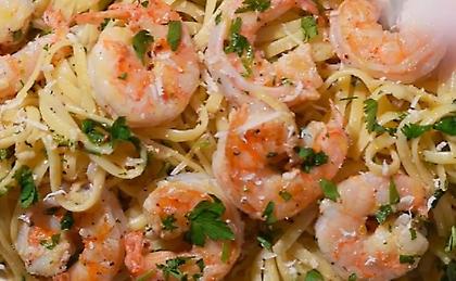 Εύκολα λιγκουίνι με γαρίδες, σκόρδο και λεμονάτη σάλτσα