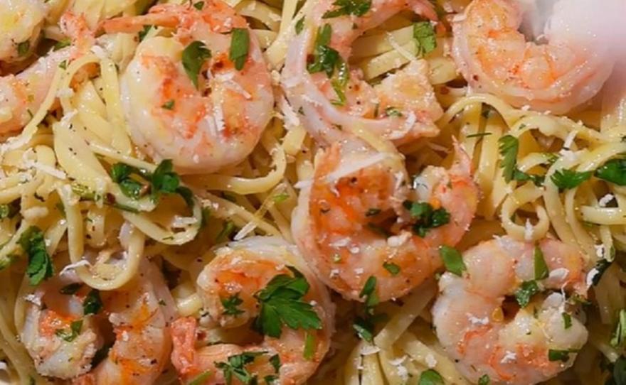 Εύκολα λιγκουίνι με γαρίδες, σκόρδο και λεμονάτη σάλτσα