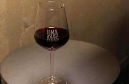 Una Mas: Το νέο χαλαρό μπαρ στο Κολωνάκι για κοκτέιλ και κρασί