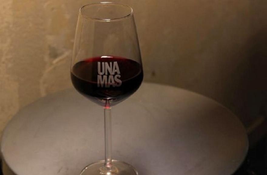 Una Mas: Το νέο χαλαρό μπαρ στο Κολωνάκι για κοκτέιλ και κρασί