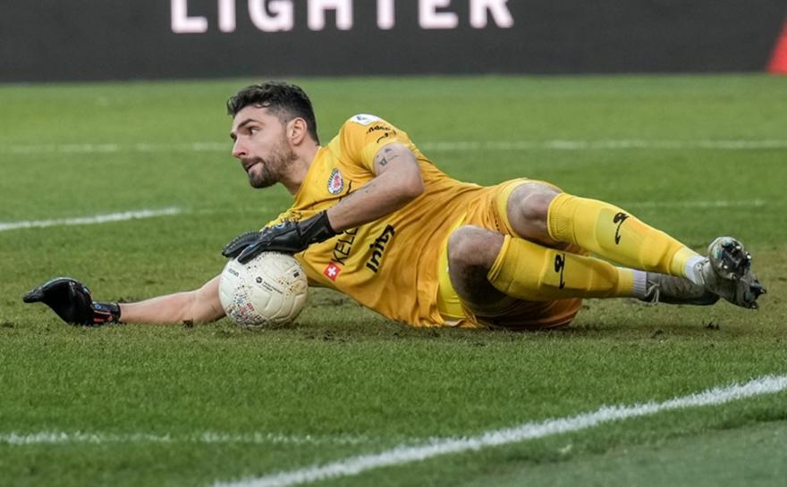 Τα… σπάει στην Ελβετία ο Καπίνο - Έπιασε 5ο πέναλτι στη σεζόν!