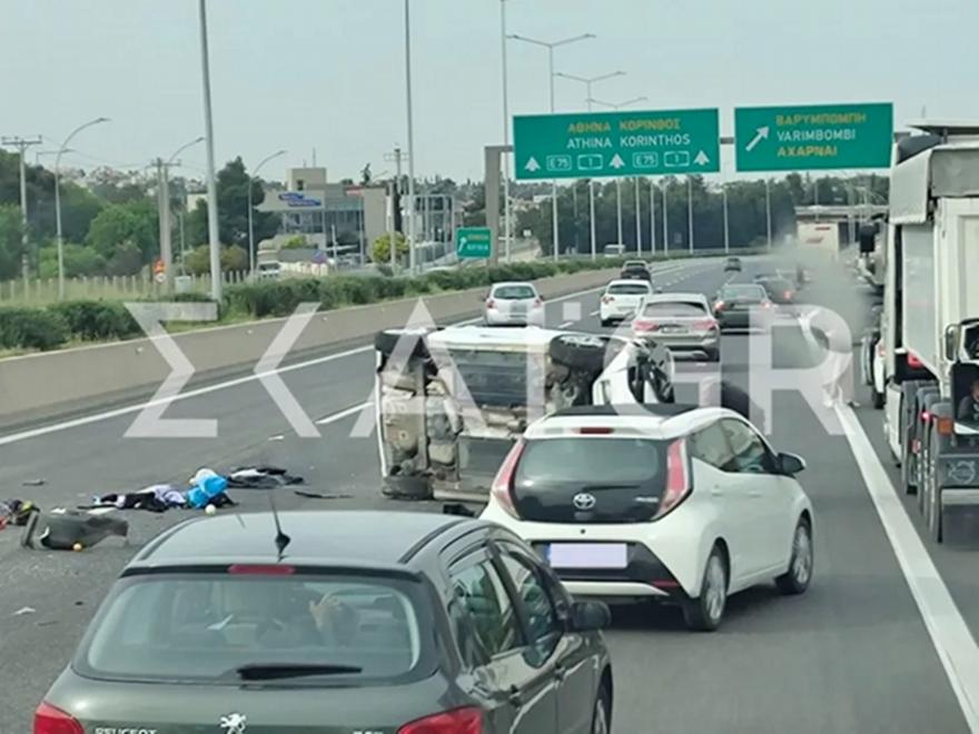 Ανατροπή αυτοκινήτου στο ρεύμα εισόδου της Αθηνών - Λαμίας