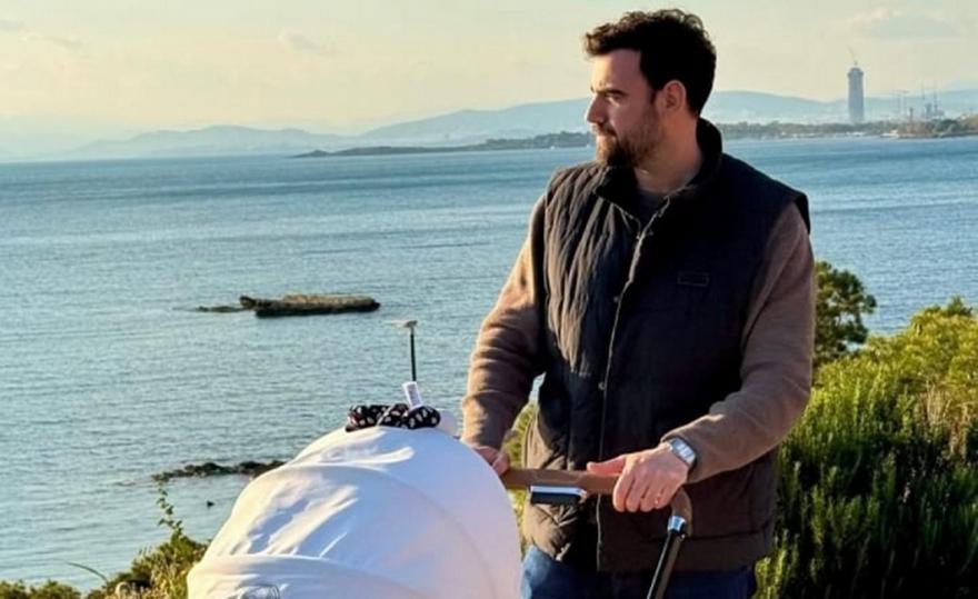 Νίκος Πολυδερόπουλος: Απόλυτα τρελαμένος χαζομπαμπάς χορεύει με τον γιο του...Καλέ ποιός είναι αυτός