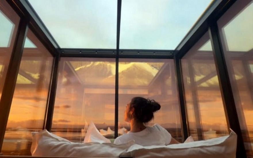 Ευγενία Σαμαρά: Το mirror house που έμεινε στην Ισλανδία μας πήρε τα μυαλά. Πόσο κοστίζει;