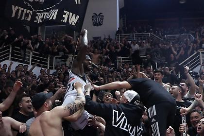 Αγκαλιά με τον κόσμο του ΠΑΟΚ ο Μπέβερλι, ανέβηκε στην εξέδρα!