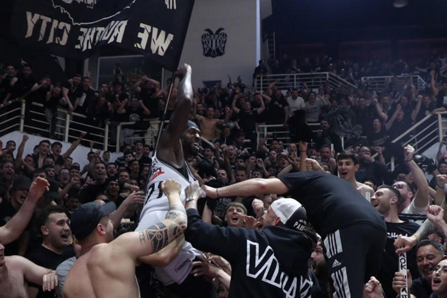 Αγκαλιά με τον κόσμο του ΠΑΟΚ ο Μπέβερλι, ανέβηκε στην εξέδρα!