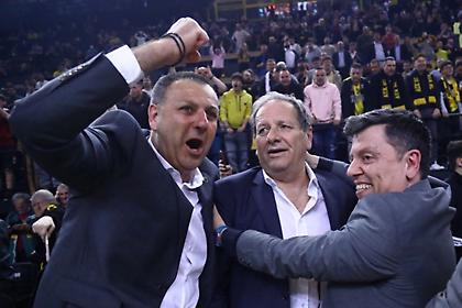 ΑΕΚ: Μετά τη μυθική πρόκριση ο Μάκης Αγγελόπουλος πνίγηκε στις αγκαλιές