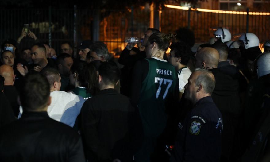 Παίκτριες και προπονητικό τιμ του Παναθηναϊκού χαιρέτησαν τον κόσμο που αποκλείστηκε από το γήπεδο