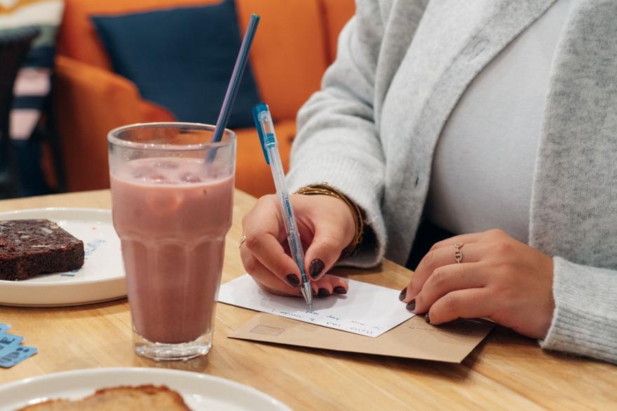 Cafe Pli: Το καφέ όπου γράφεις… στον μελλοντικό εαυτό σου