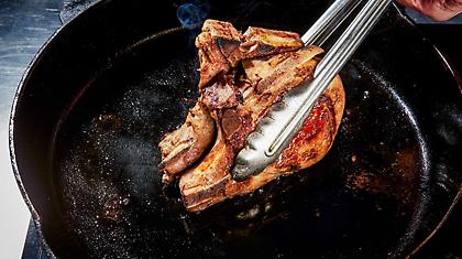 Πώς να μην λερώσεις όλη την κουζίνα όταν ψήνεις μπριζόλες στο τηγάνι