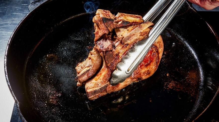 Πώς να μην λερώσεις όλη την κουζίνα όταν ψήνεις μπριζόλες στο τηγάνι