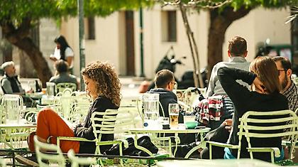 Για καφέ, φαγητό και ποτό στον ήλιο: Τα στέκια που βγάζουν τραπεζάκια έξω