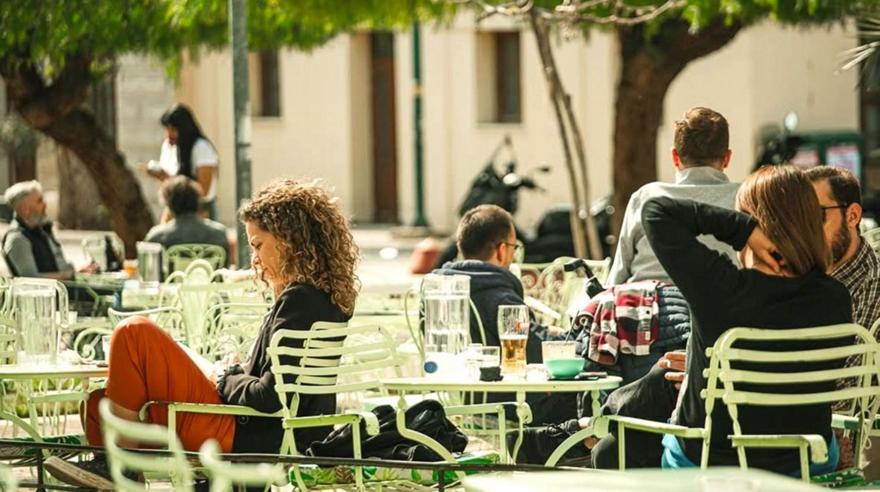 Για καφέ, φαγητό και ποτό στον ήλιο: Τα στέκια που βγάζουν τραπεζάκια έξω