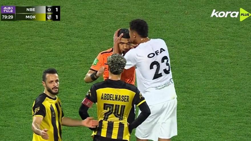 Αιγύπτιος ποδοσφαιριστής φίλησε τον διαιτητή γιατί μέτρησε γκολ της ομάδας του!