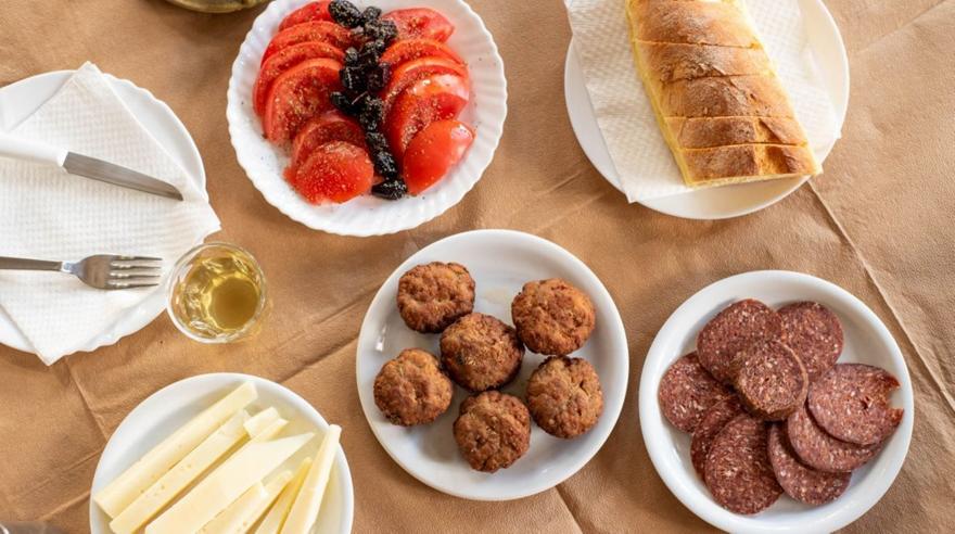 Οινοπαντοπωλείο το Ειδικόν: 100 χρόνια ιστορίας σε ένα τραπέζι με ρετσίνα