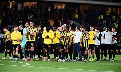 Τρομερές στιγμές στη Νέα Φιλαδέλφεια: Κόσμος και… Ράγιο αποθέωσαν την ΑΕΚ για τη συγκλονιστική προσπάθεια!