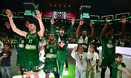 Το πάρτι των παικτών του Παναθηναϊκού με τον κόσμο στο T-Center μετά τη νίκη επί της Εφές!