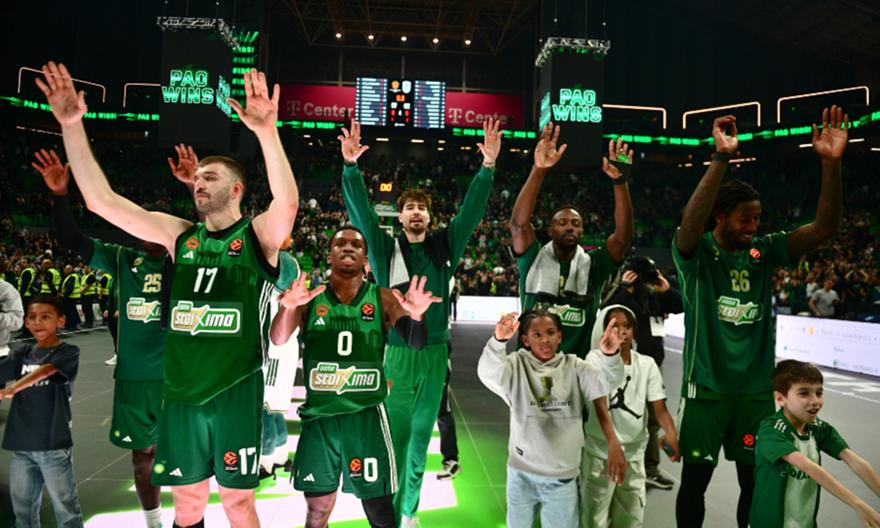 Το πάρτι των παικτών του Παναθηναϊκού με τον κόσμο στο T-Center, μετά τη νίκη επί της Εφές!