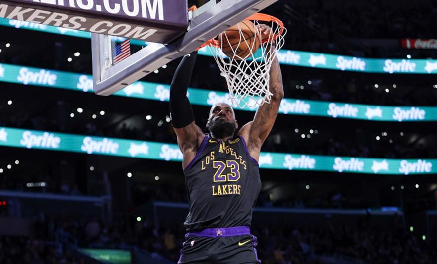 Ο παλιός είναι αλλιώς: Ο Λεμπρόν Τζέιμς έκανε τα περισσότερα καρφώματα σε μια σεζόν εδώ και 8 χρόνια