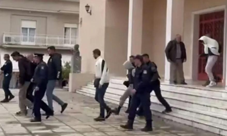 Θάνατος 19χρονης στην Κεφαλονιά: Η στιγμή που σηκώνει περιπολικό ο αρσιβαρίστας που συνελήφθη