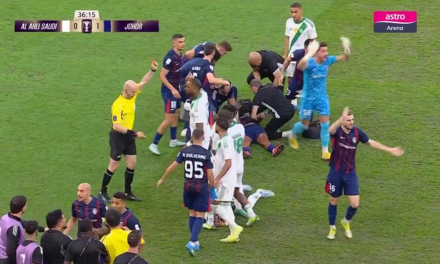 Σοκαριστικός τραυματισμός: Πρώην παίκτης ΠΑΟΚ και ΠΑΣ έπεσε αναίσθητος μετά από κλωτσιά στο κεφάλι!