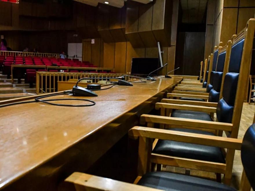 Η εισαγγελέας ζήτα την ενοχή του αστυνομικού της Βουλής και της πρώην συζύγου του για την κακοποίηση των παιδιών τους