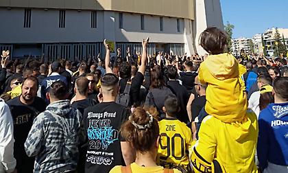 Ο λαός της ΑΕΚ δίπλα στην ομάδα του Νίκολιτς: Χιλιάδες κόσμος έξω από την Allwyn Arena περιμένει την προπόνηση!