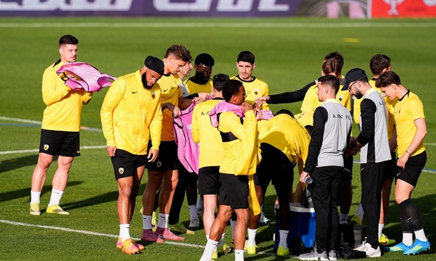 Ο λαός της ΑΕΚ δίπλα στην ομάδα του Νίκολιτς: Χιλιάδες κόσμος έξω από την Allwyn Arena περιμένει την προπόνηση!