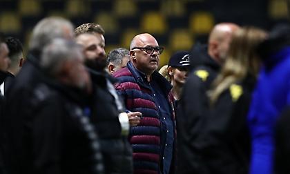 Ένταση στο «Βικελίδης»: Κάρτα στον Μπέο για διαμαρτυρία στον πάγκο, σταυροκοπιόταν ο ιδιοκτήτης του Βόλου