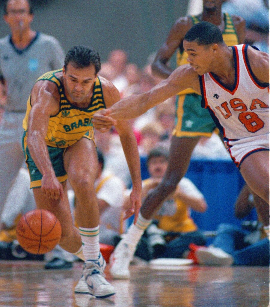 Όσκαρ Σμιντ: Ο άνθρωπος με το «Άγιο Χέρι» που άλλαξε το μπάσκετ για πάντα