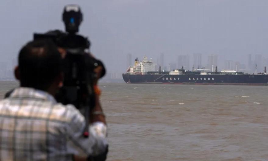 Sky News: Τα πρώτα πλοία φαίνεται να διέρχονται από το Ορμούζ