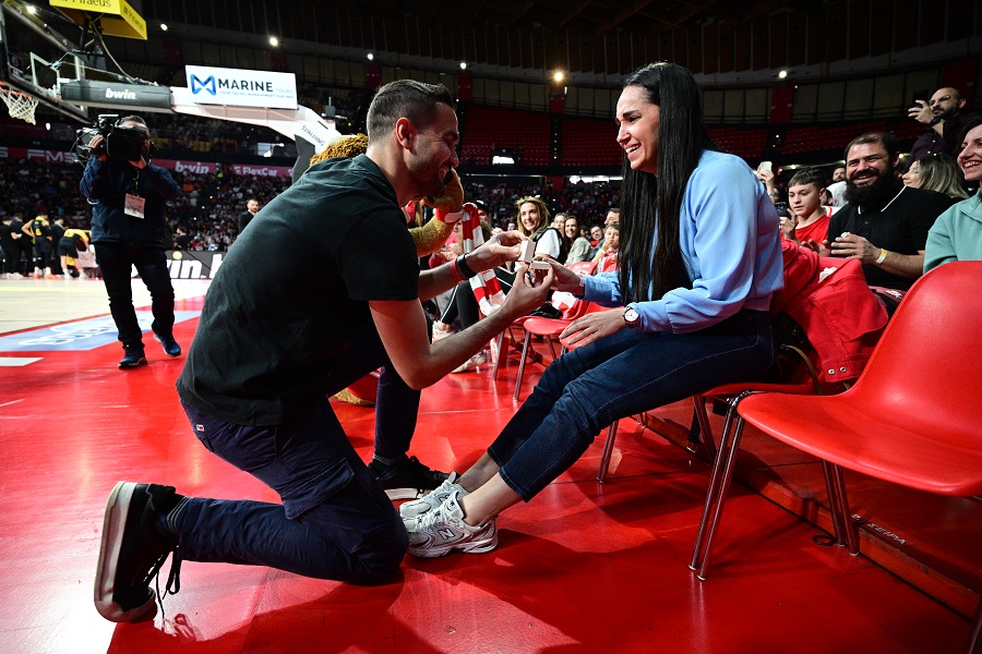 Ολυμπιακός-Άρης: Πρόταση γάμου στο ΣΕΦ, έβαλε τα κλάματα η νύφη