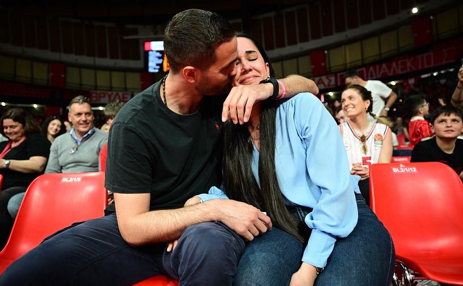 Ολυμπιακός-Άρης: Πρόταση γάμου στο ΣΕΦ, έβαλε τα κλάματα η νύφη