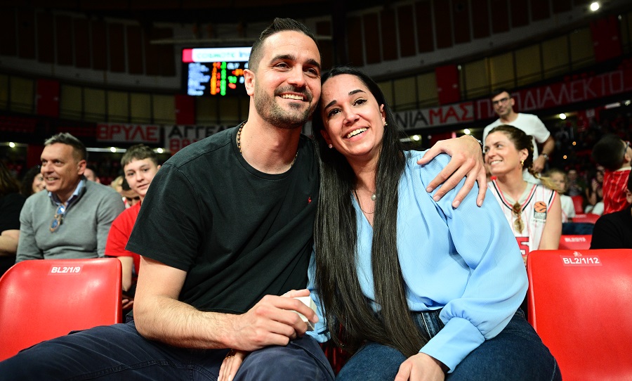 Ολυμπιακός-Άρης: Πρόταση γάμου στο ΣΕΦ, έβαλε τα κλάματα η νύφη